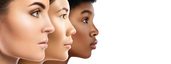 Femmes avec différentes couleurs de peau de profil sur fond blanc