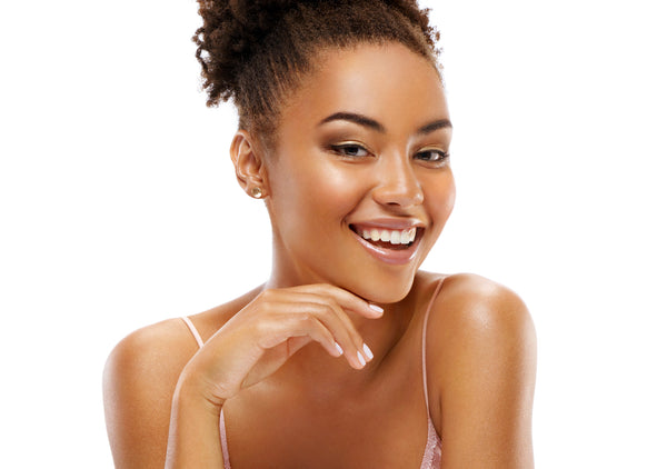 Portrait d'une femme noire souriante sans tache brune sur fond blanc