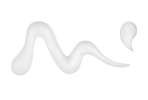 Texture fluide blanche de sérum éclaircissant WHITE LEAF sur fond blanc